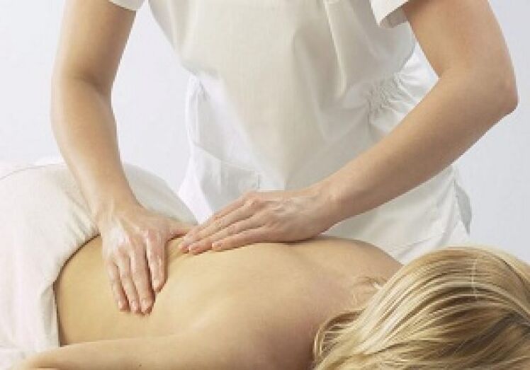 Masaje para aliviar espasmos y relajar los músculos con osteocondrosis torácica.