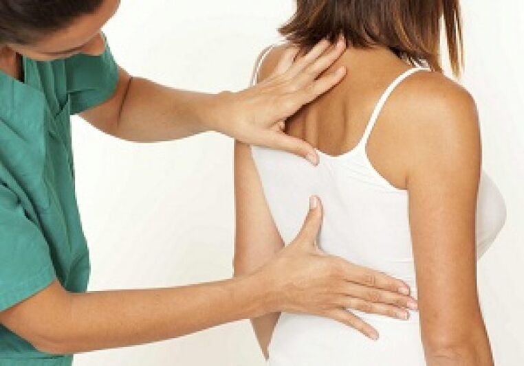 Si sospecha el desarrollo de osteocondrosis torácica, debe visitar a un médico.